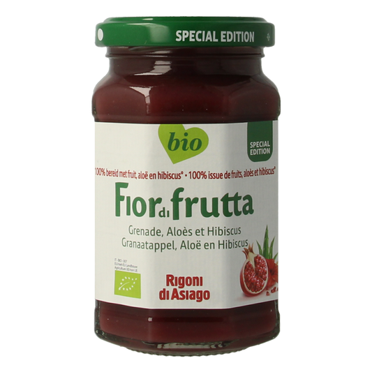 Fiordifrutta Granaatappel aloe hibiscus organic spread on bread, showcasing vibrant red jelly with fruit pieces and floral ingredients.