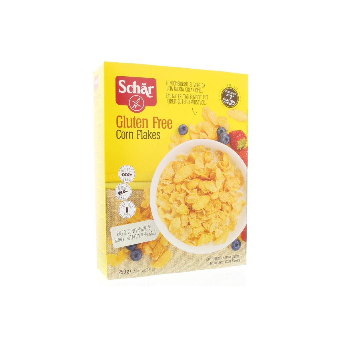 Schar glutenvrije cornflakes ontbijtgranen in een witte kom, close-up van de knapperige, goudgele cornflakes op een witte achtergrond.