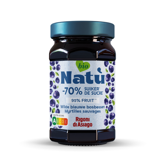 Natu Wilde blauwe bosbessenjam bio broodbeleg in 240g jar with fresh blueberries and jam spread on bread.