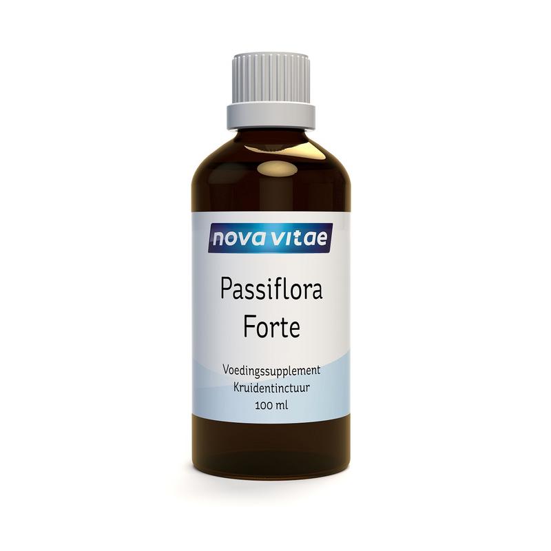 Nova Vitae Passiflora forte herbal tincture bottle with label, 100ml, featuring passiebloem (passionflower) ingredients.