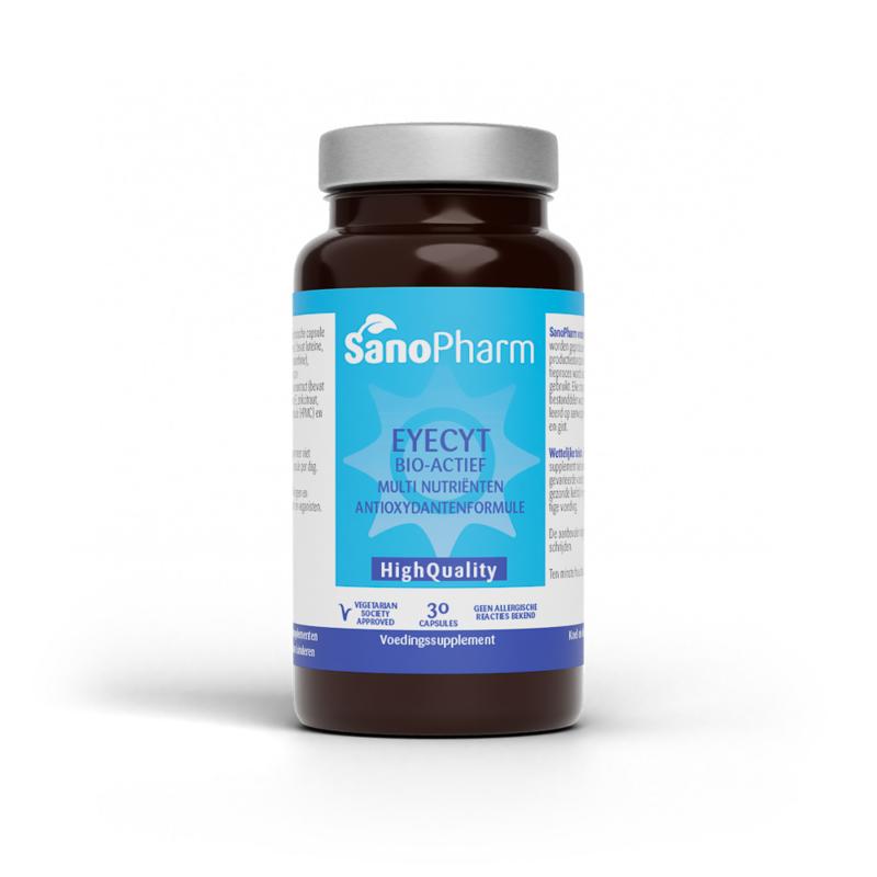 SanoPharm Eye Cyt herbal supplement capsules in a clear bottle, showing 30 capsules of Kruidenpreparaten for eye health.
