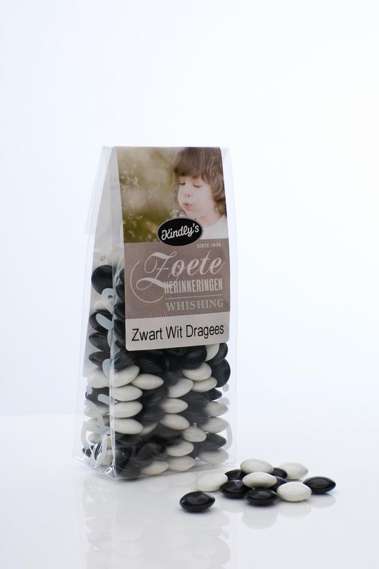 Kindly's Zwart wit dragee snoepgoed in 170g package, featuring colorful coated candies with sweet, nostalgic appeal.