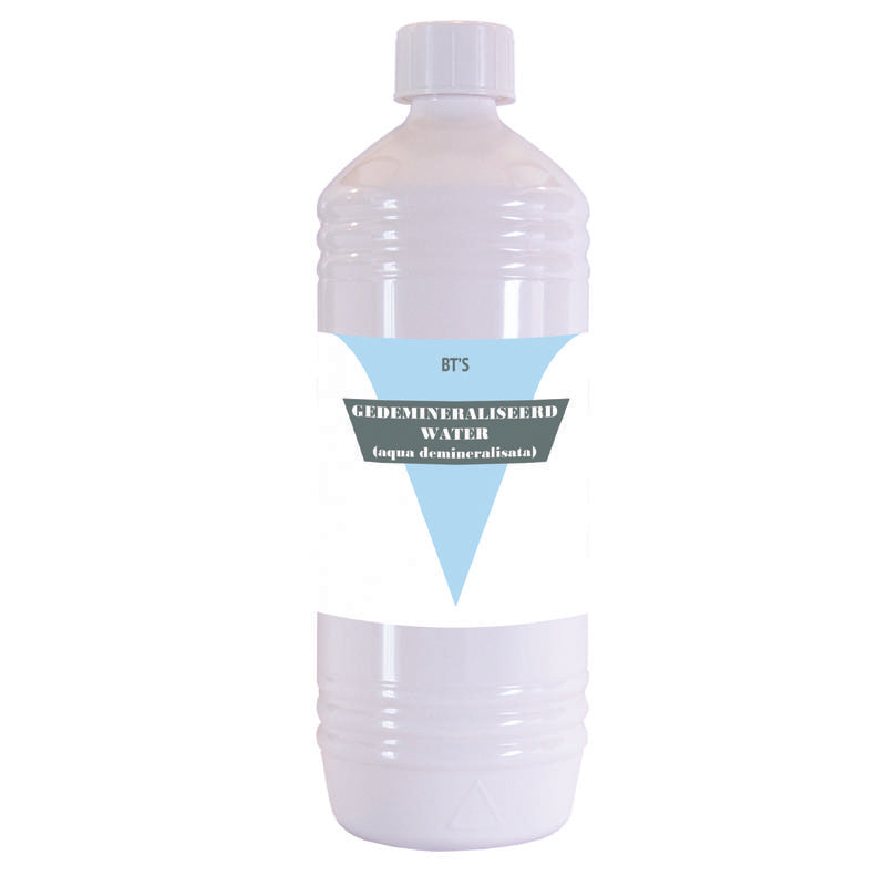 BT'S gedemineraliseerd water 1 liter for cleaning, clear liquid in a plastic bottle, ideal for use in cleaning products.