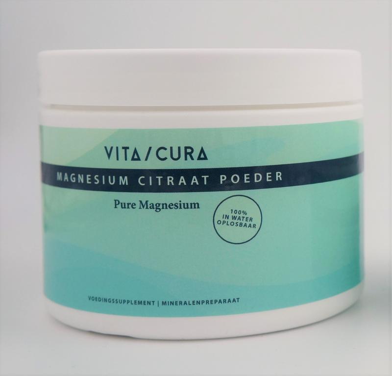 Vital mineral supplement Vitacura Magnesium Citraat powder in a 400g container, showing the product label and scoop.