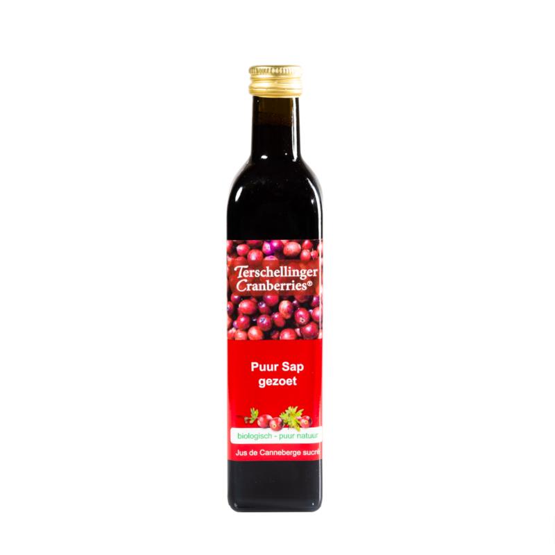 Terschellinger organic cranberry juice in a 500ml bottle, showcasing the colorful cranberry liquid in a glass.