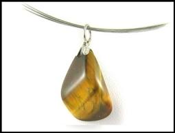 Ruben Robijn Edelsteenhanger tijgeroog, a single polished gemstone pendant on a silver hanger, showcasing natural tiger's eye stone.