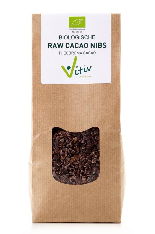 Organic Vitiv Cacao Nibs Bio, 400g, raw superfood with dark cacao pieces in a natural setting.