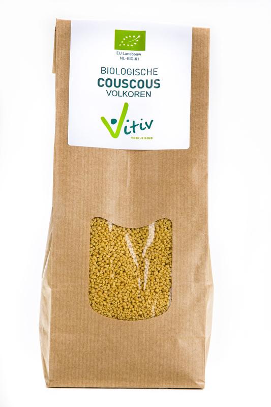 Organic Vitiv couscous volkoren bio in 500g package, showing the whole wheat pasta product in a natural setting.