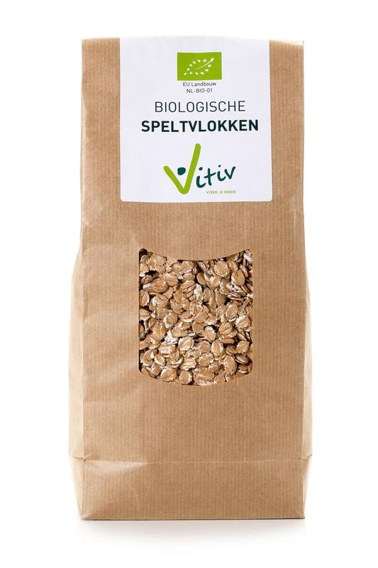 Vitiv bio spelt flakes in a bowl, close-up of organic whole spelt grains, healthy breakfast grain from Vitiv.