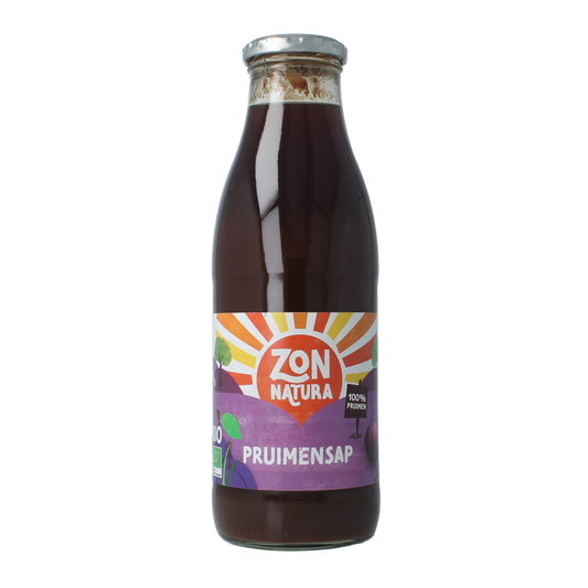 Zonnatura Pruimensap bio 750ml glass bottle showing fresh orange juice in a clear glass with a white background.