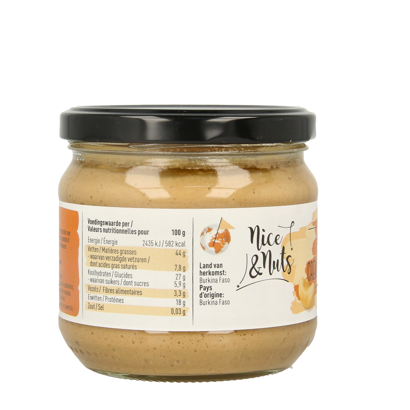 Organic Nice & Nuts Cashewpasta spread on bread, showing creamy texture and nutty appearance.