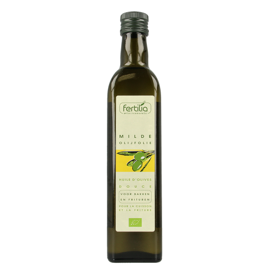 Fertilia mild bio olijfolie voor bakken en braden, 500ml, in een glazen fles met groene etiketten en gouden dop.