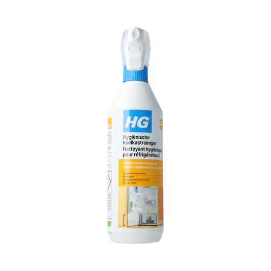 HG hygienische koelkastreiniger spray bottle, 500ml, in front of a clean refrigerator interior, ready for use.