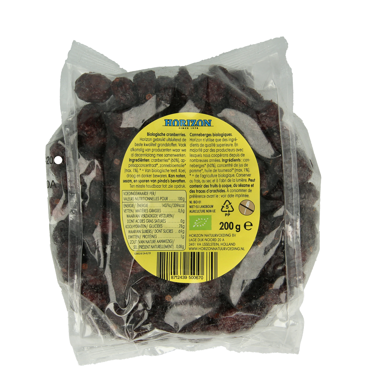 Horizon bio cranberries in 200g package, fresh and plump, displayed with other fruits and vegetables on a market stand.