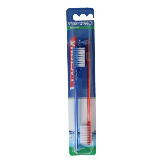Lactona Tandenborstel M40 medium duo set with two toothbrushes featuring blue and green handles, designed for effective cleaning.