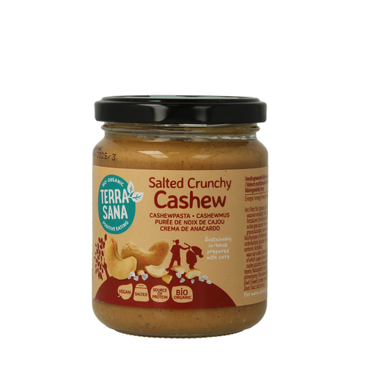 Crunchy TerraSana Cashewpasta spread with Himalayan salt on bread, organic and 250 grams.
