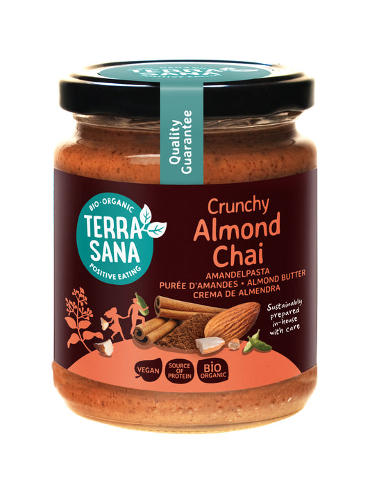 Crunchy TerraSana Amandelpasta bio almond spread on bread, showcasing its textured surface and natural almond color.