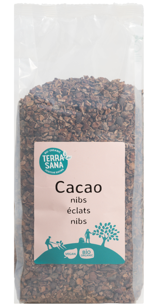 Organic TerraSana raw cacao nibs in a 500g package, shown in a close-up of the raw cacao nibs on a natural background.