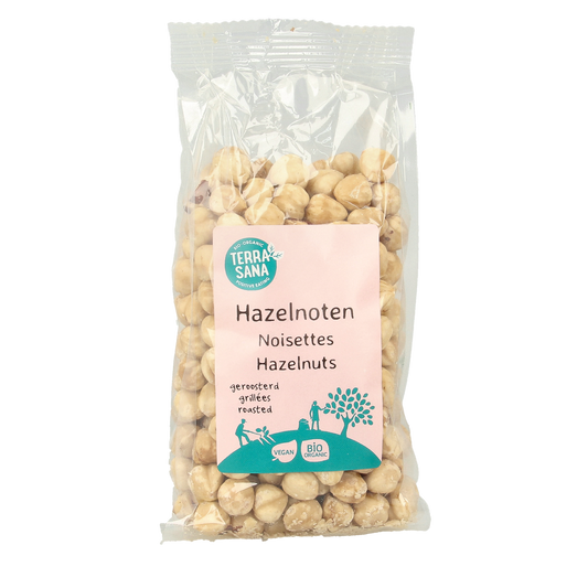 Roasted hazelnuts from TerraSana in 250g package, organic chips and zoutjes with crunchy, golden-brown hazelnuts.