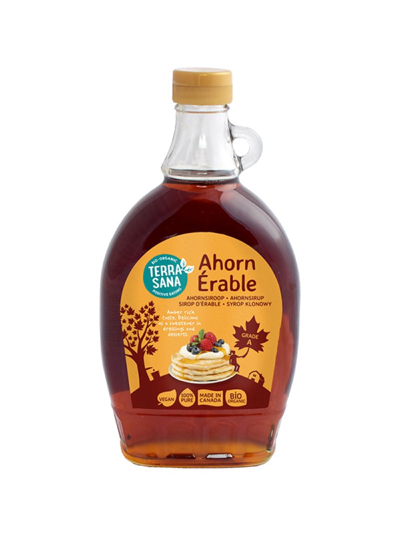 Glass bottle of TerraSana Ahornsiroop Graad A organic maple syrup, 500ml, in a natural setting.