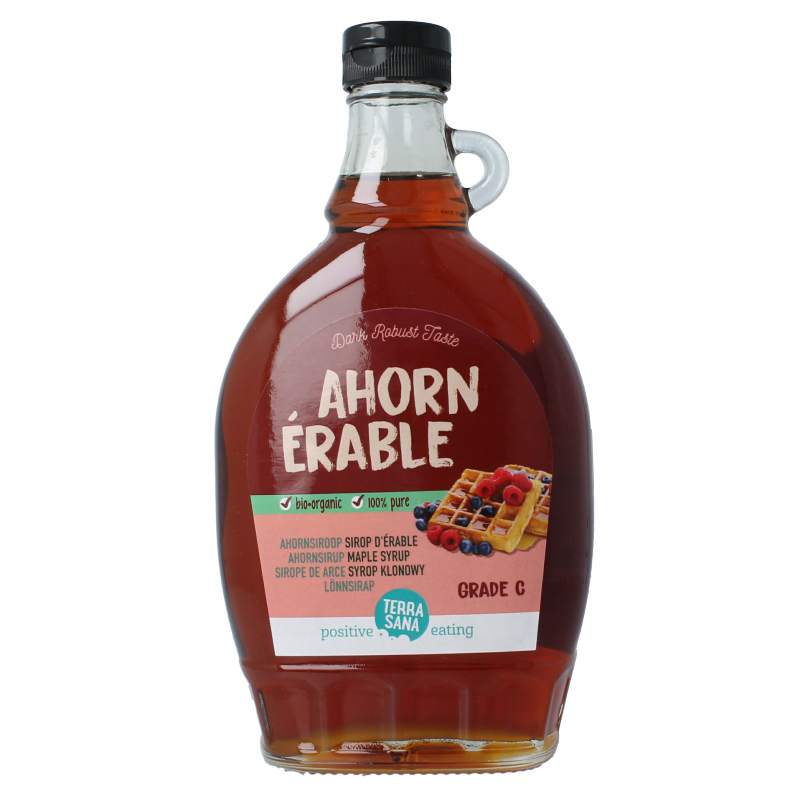 Glass bottle of TerraSana Ahornsiroop graad C organic maple syrup, 500ml, used as a sauce or flavoring.