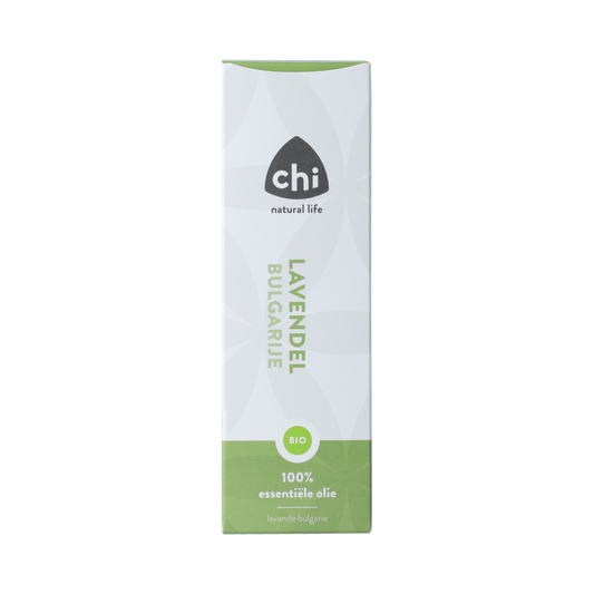 Chi Lavendelolie Bulgarije bio, 50ml, organic lavender essential oil in a clear glass bottle, with lavender flowers in the background.