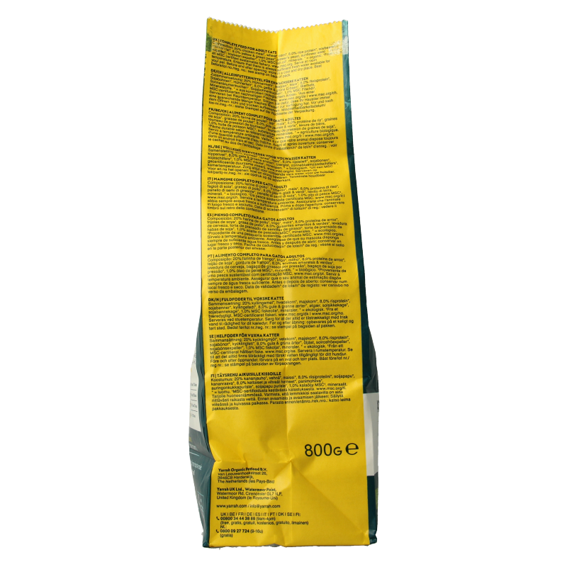 Yarrah adult cat food with organic chicken in 800g package, showing the natural ingredients and packaging.