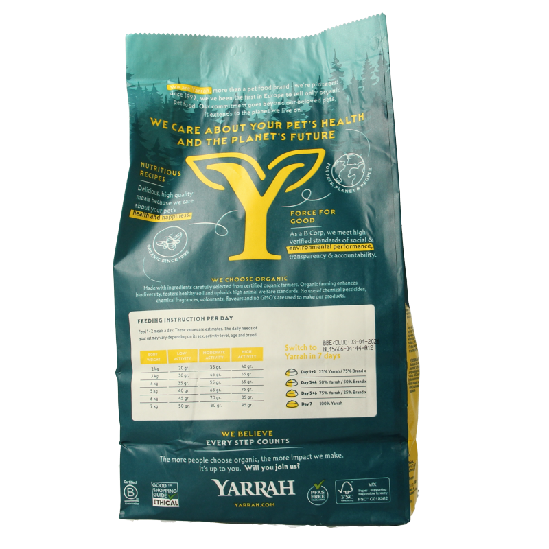 Yarrah adult cat food with organic chicken in an 800g pack, natural and healthy pet nutrition for cats.