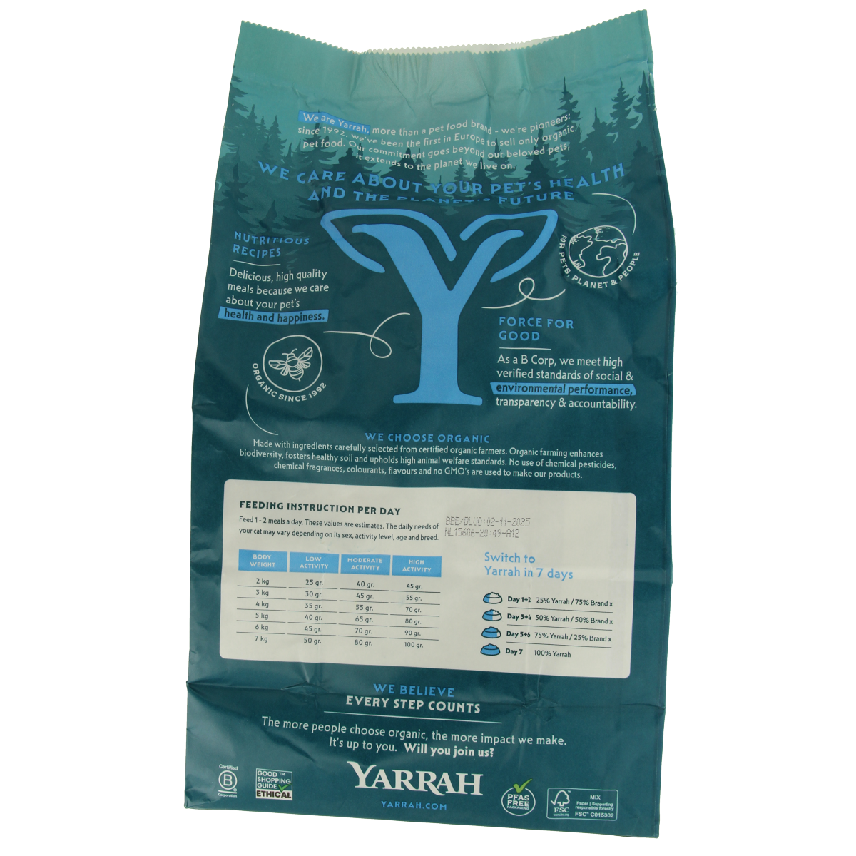 Yarrah adult cat food with fish and chicken in 2400g packaging, organic animal feed with natural ingredients.
