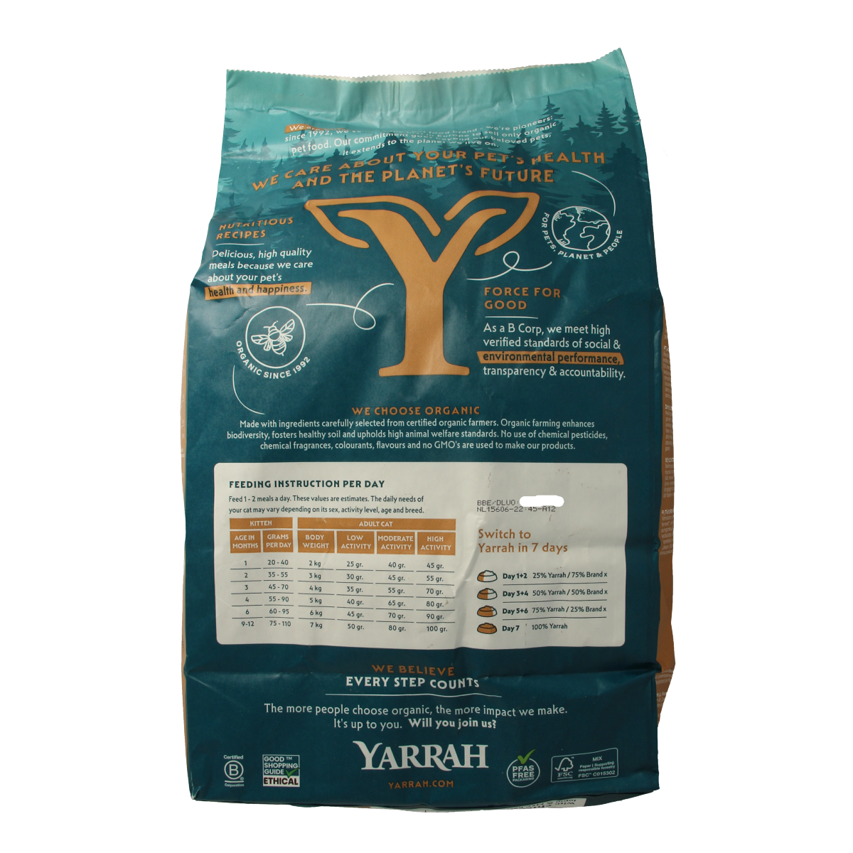 Yarrah wheat-free chicken cat food in a 2400g bag, organic pet nutrition with natural chicken ingredients.