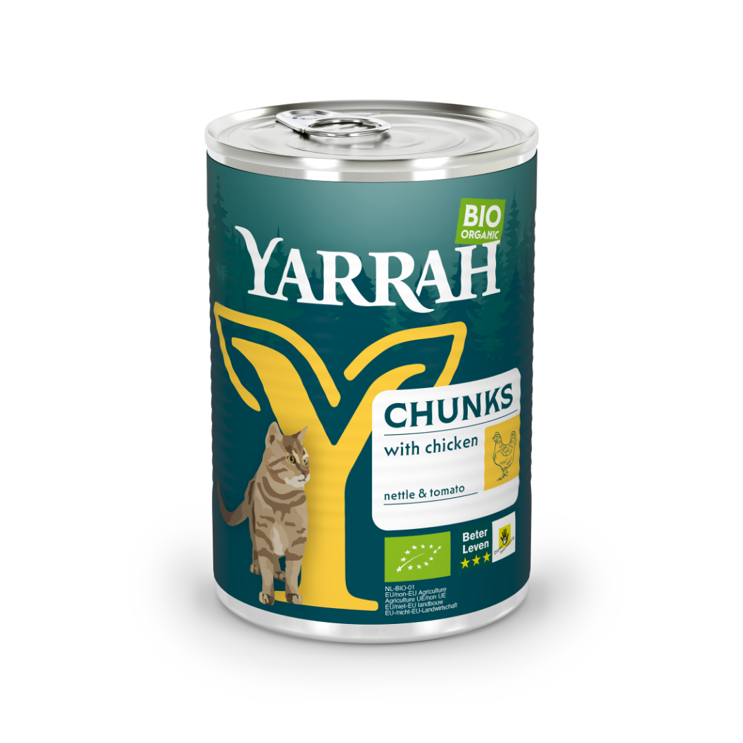 Yarrah organic cat food chunks with chicken in sauce, 405g, showing a bowl of moist, nutritious feline feeding.