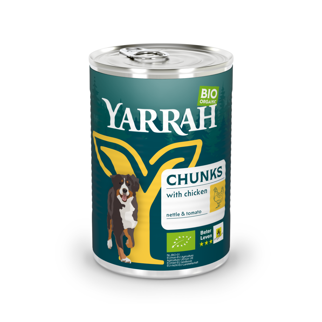 Yarrah organic chicken dog food chunks in sauce, 405g, served in a bowl with natural ingredients visible.