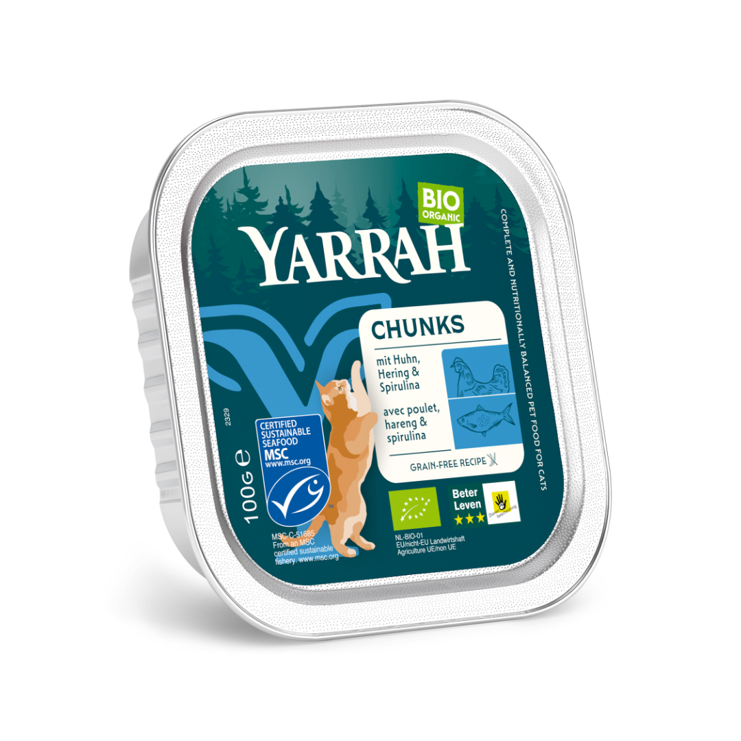 Yarrah organic cat food chunks with fish, chicken, and spirulina, 100g, in a resealable bag, natural ingredients for feline nutrition