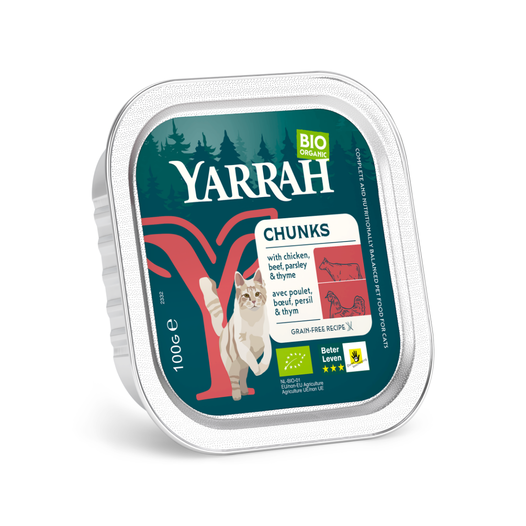 Yarrah organic cat food chunks with chicken and beef in 100g pack, showing the canned cat food product with ingredients.