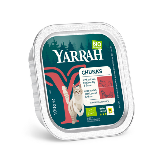 Yarrah organic cat food chunks with chicken and beef in 100g pack, showing the canned cat food product with ingredients.