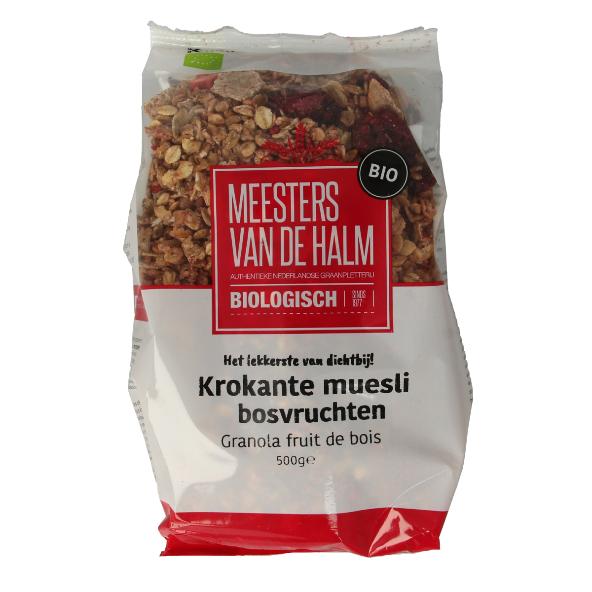 De Halm Muesli krokant bosvruchten bio ontbijtgranen in een kom met bosvruchten en muesli op een witte achtergrond
