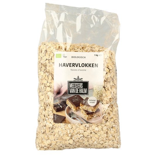 De Halm biologische havervlokken ontbijtgranen in 1 kg package, close-up of the oat flakes in a clear bowl