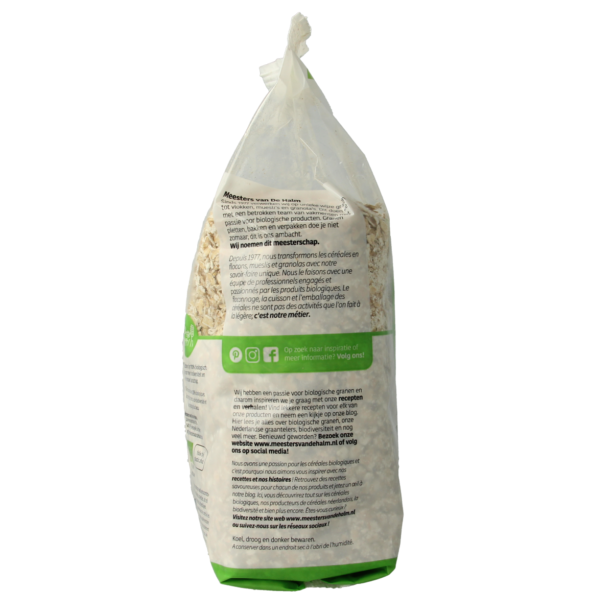 De Halm bio havermout ontbijtgranen in 500g package, close-up of the oat flakes in a transparent bowl.