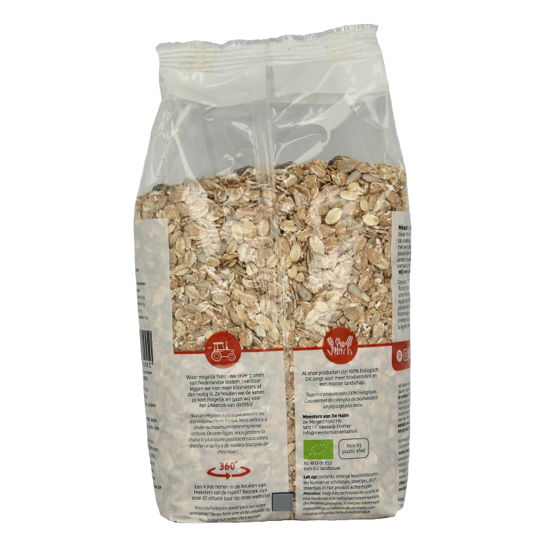 De Halm bio muesli standaard ontbijtgranen in een open kom met muesli en melk, close-up afbeelding