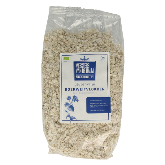 De Halm bio boekweitvlokken ontbijtgranen in een groene kom, klaar om te eten, close-up van de glutenvrije, gezonde granen.