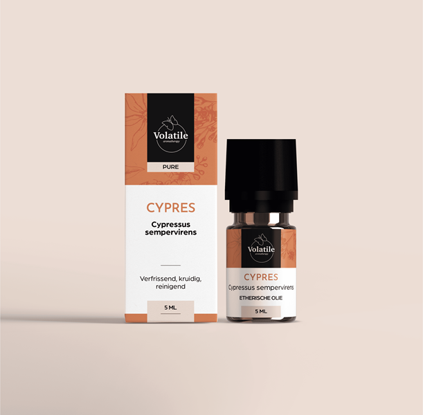 Volatile Cypres essential oil bottle, 5ml of aromatic etherische oliën with a clear label and dark glass container.