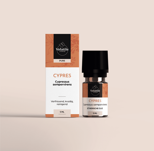 Volatile Cypres essential oil bottle, 5ml of aromatic etherische oliën with a clear label and dark glass container.