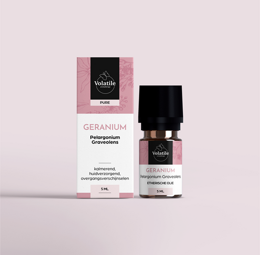 Volatile Geranium essential oil bottle, 5ml, natural etherische olie with a clear label and orange cap, on a white background.