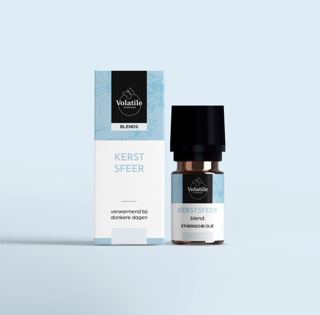 Volatile Kerstsfeer essential oil bottle with 10ml capacity, featuring a clear label and a dark glass container for aromatic use.