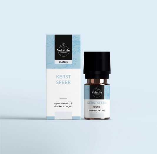 Volatile Kerstsfeer essential oil bottle with 10ml capacity, featuring a clear label and a dark glass container for aromatic use.
