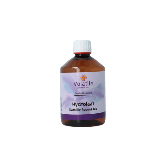 Volatile Kamille rooms hydrolaat in 500ml bottle, showcasing the clear floral-scented water used in aromatherapy.
