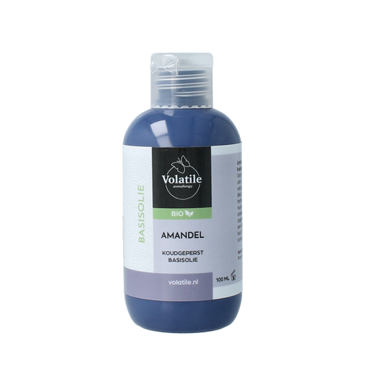 Volatile koud geperste amandelolie in 100ml bottle, natural body care product with a clear label and golden oil inside.