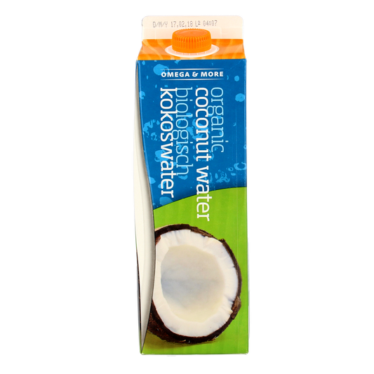 Omega & More Kokoswater bio in a 1-liter bottle, fresh natural coconut water in a clear bottle, side view.