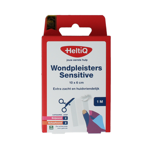 Heltiq Wondpleister sensitive 1mx6cm adhesive bandage on skin, designed for wound protection and comfort.