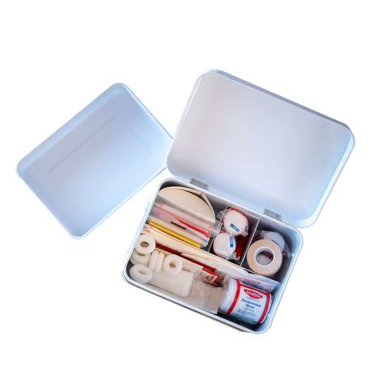 HeltiQ EHBO Blik Large first aid set in a compact container, featuring essential supplies for emergency medical care.